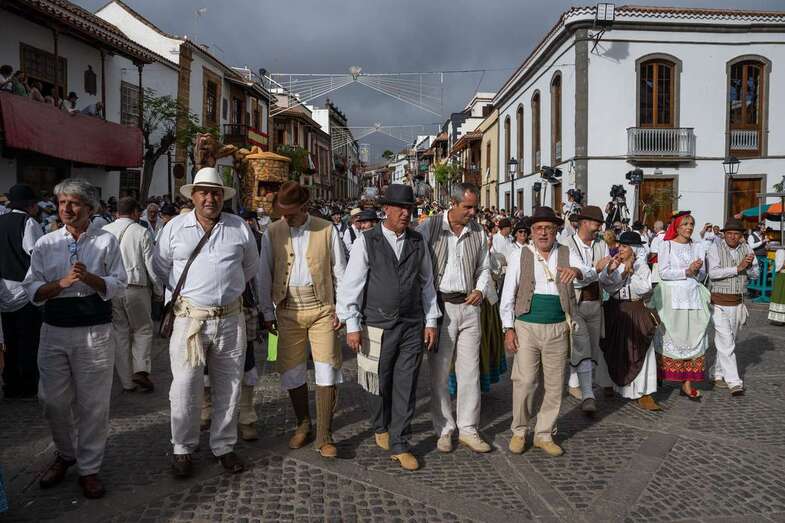 Miguel Jorge Blanco (segundo por la derecha), junto al presidente del Cabildo, en la romería del Pino del pasado miércoles/TA.